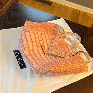 De vista nwt Pink Crocodile Pattern Shoulder Bag
